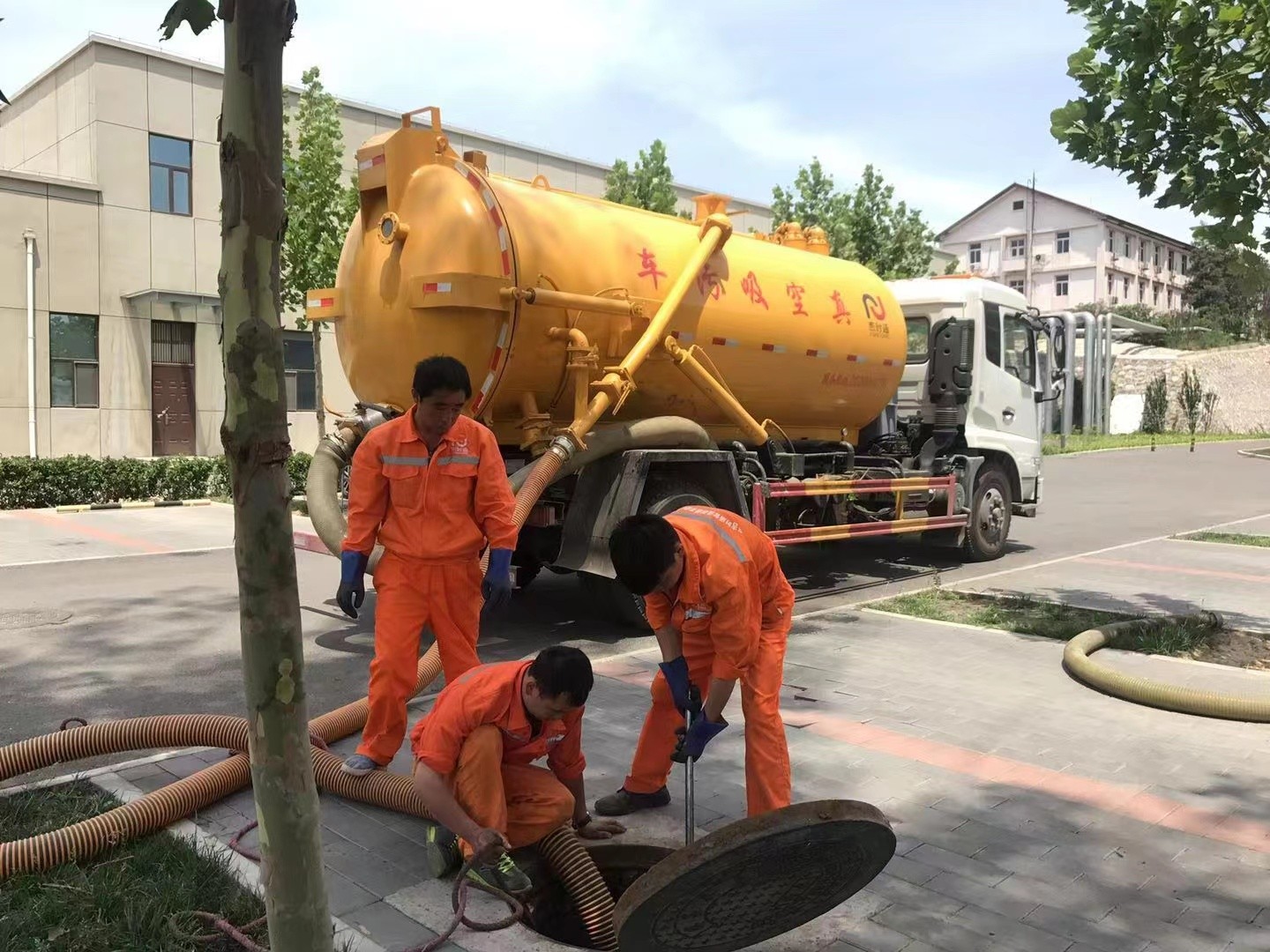 阆中管道疏通车停在窨井附近